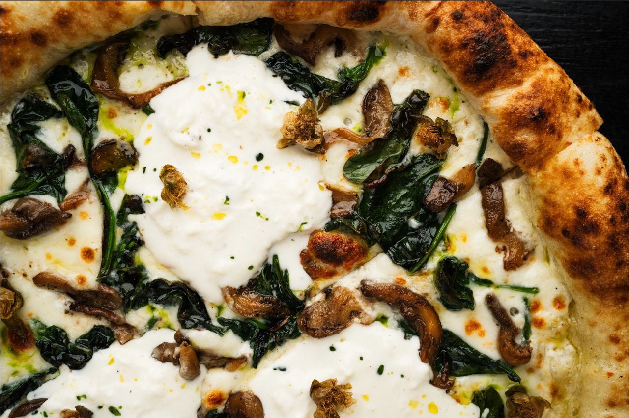 Pizza with oyster mushrooms and stracciatella